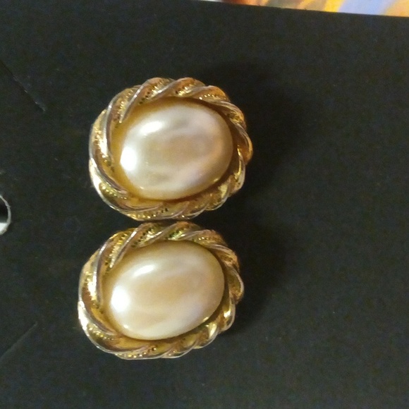 Vintage 80's earrings costume gold pearl studs. - Picture 3 of 3
